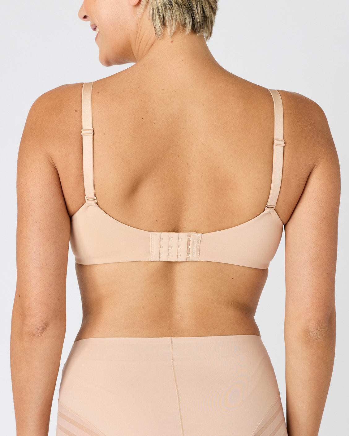 Soutien-gorge bonnets moulés à armatures