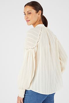 Blouse détails macramés