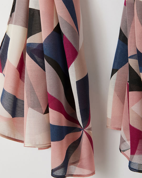 Foulard motifs graphiques