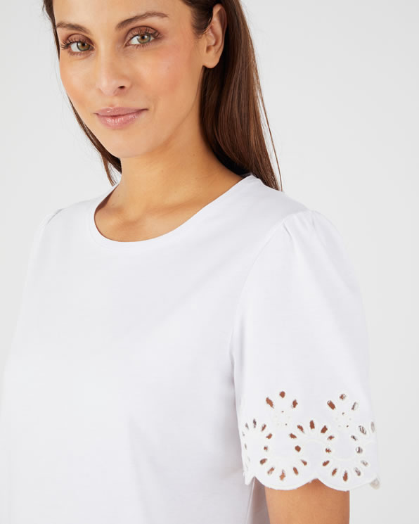 T-shirt brodé ajouré