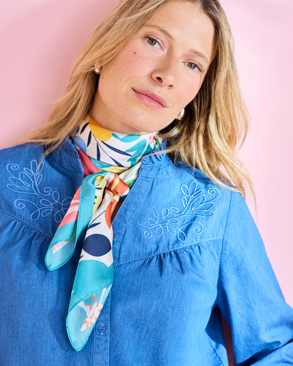 Foulard fleuri effet satiné